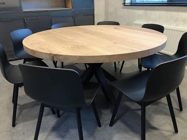 Ronde eiken tafel.