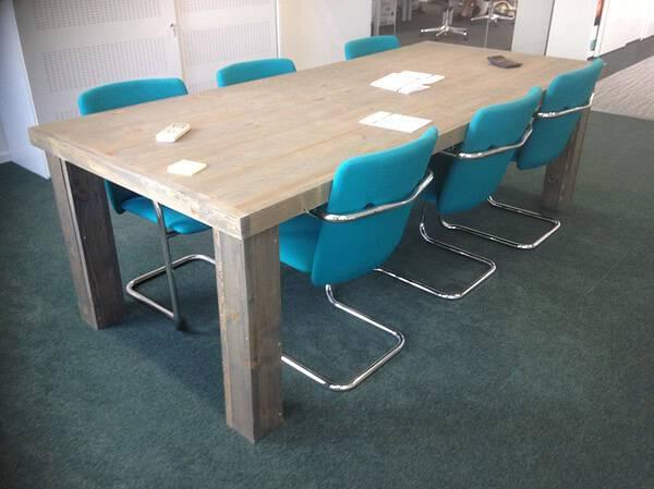 Steigerhouten eettafel.