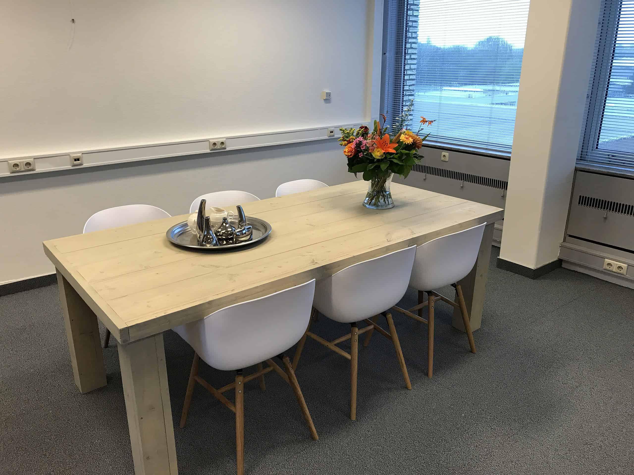 Steigerhouten eettafel.