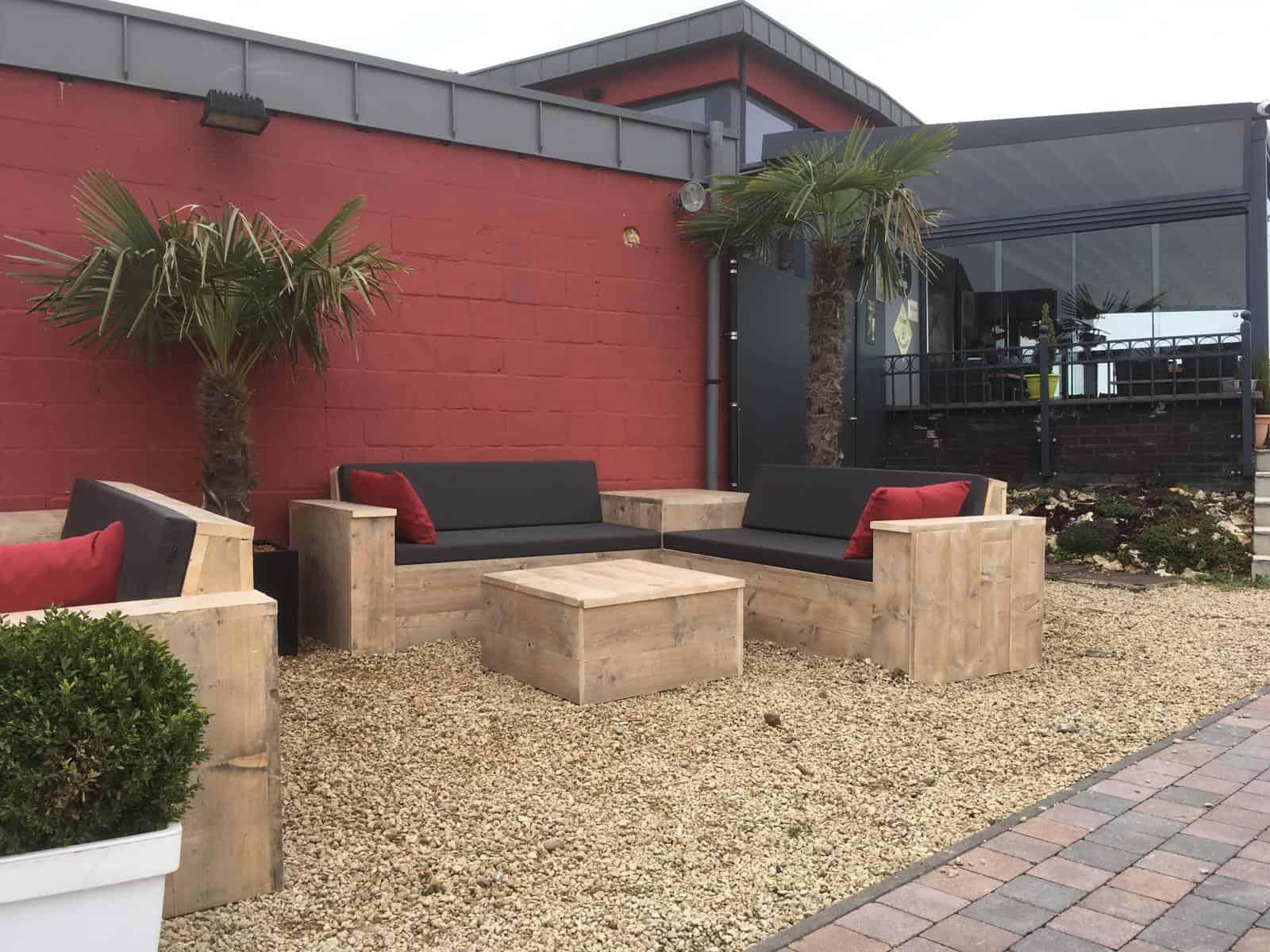 Steigerhouten hoekbank met tafel in de hoek.