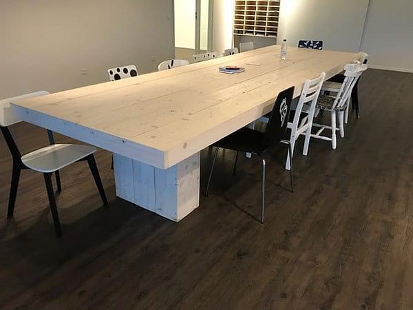 Steigerhouten vergadertafel.