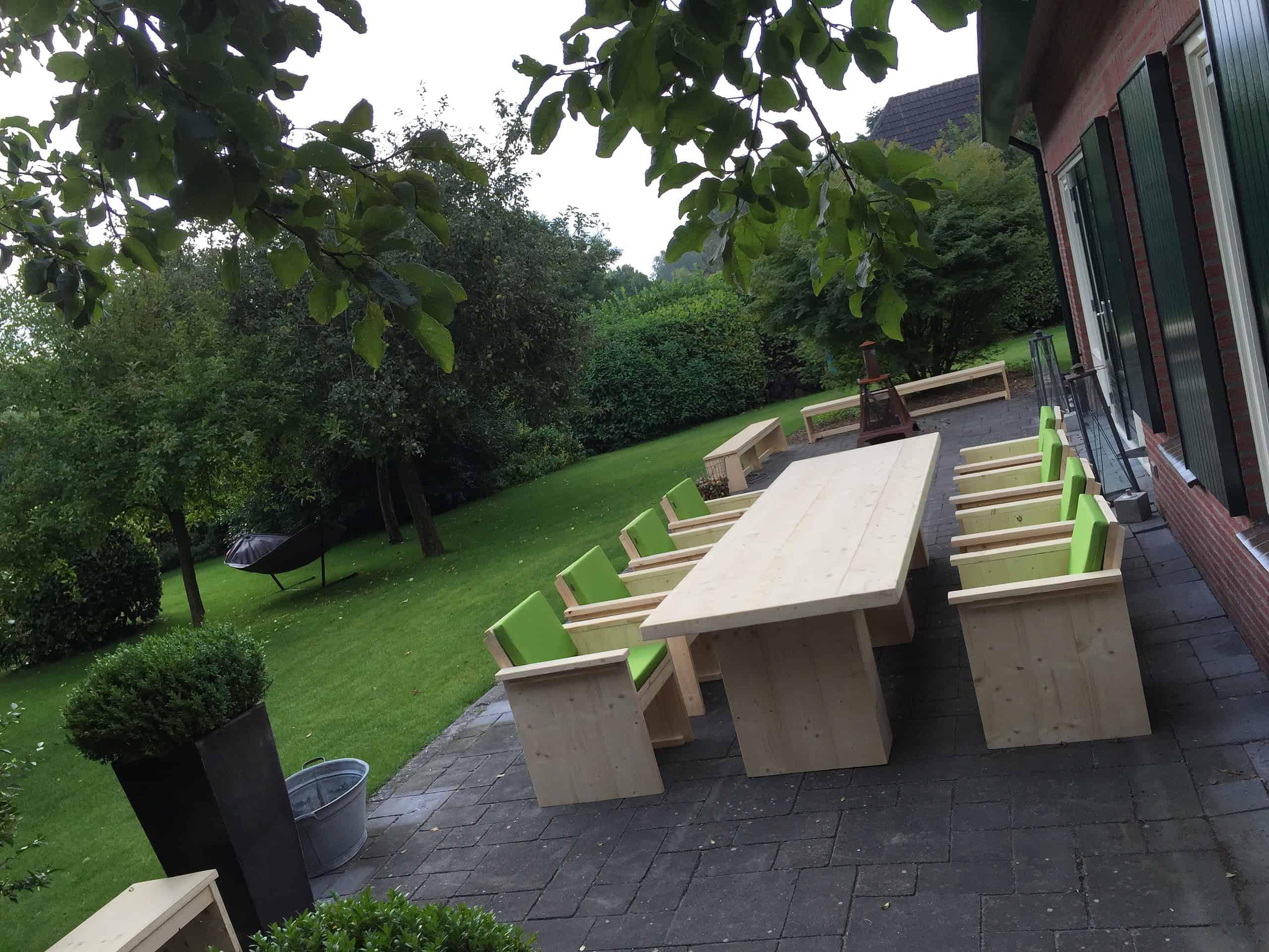 Steigerhouten vergadertafel.