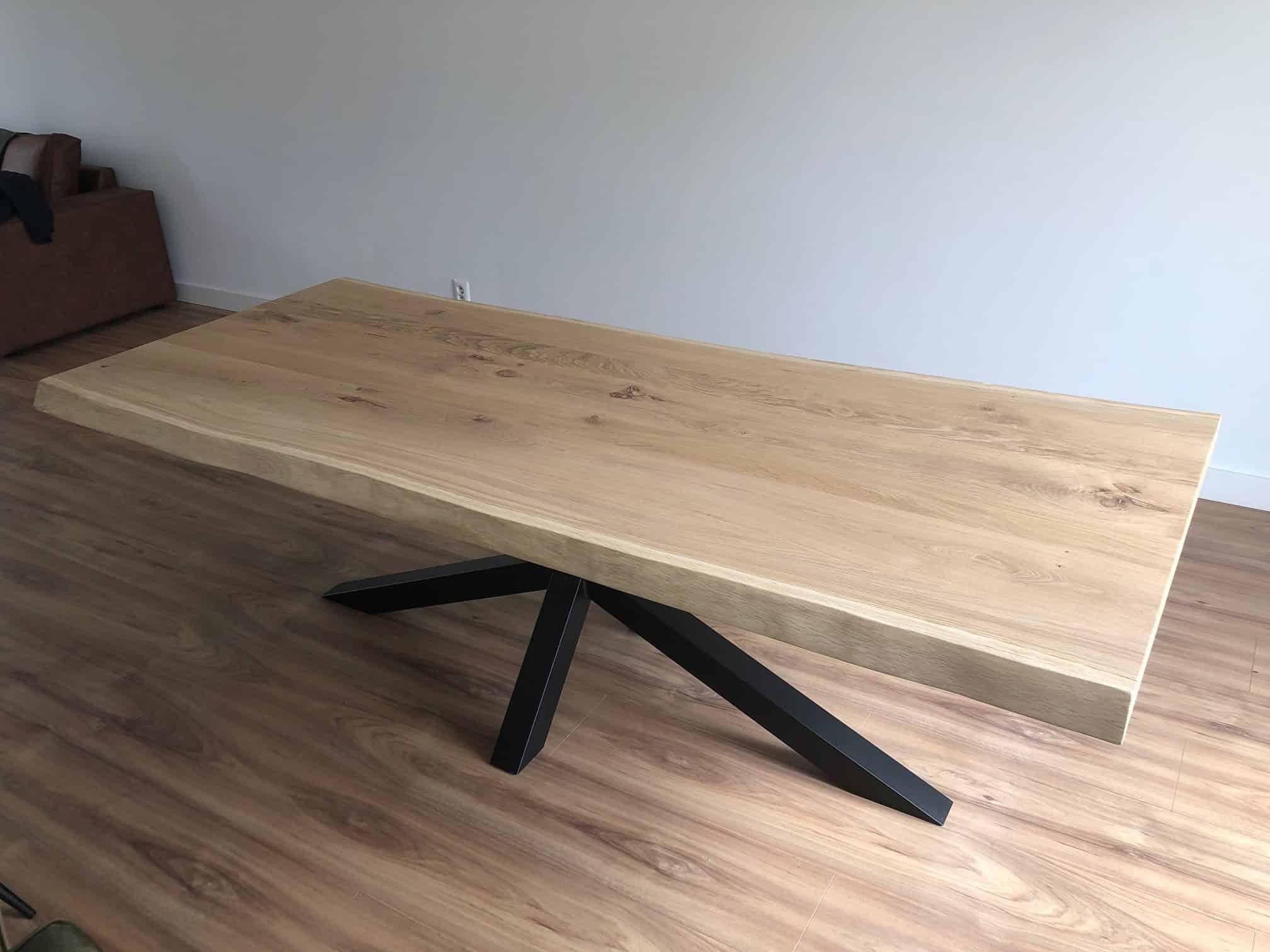 Eiken boomstamtafel.