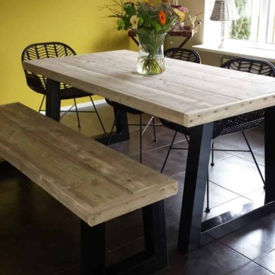 Eettafel met stalen onderstel.
