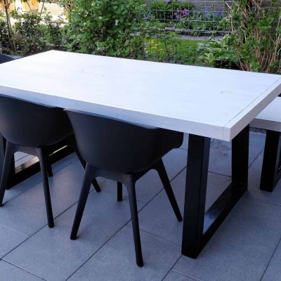 Eettafel met stalen onderstel.