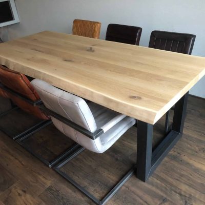 Eiken boomstamtafel.