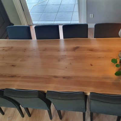 Eiken boomstamtafel.