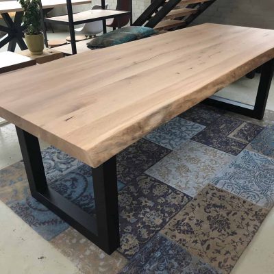 Eiken boomstamtafel.