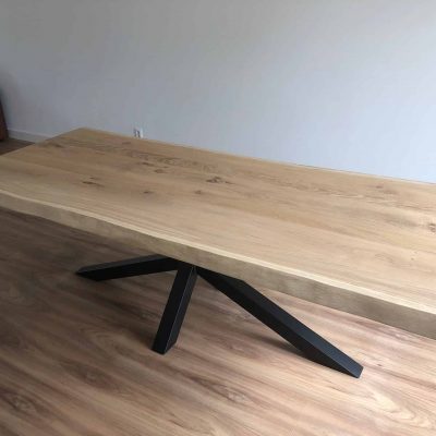 Eiken boomstamtafel.