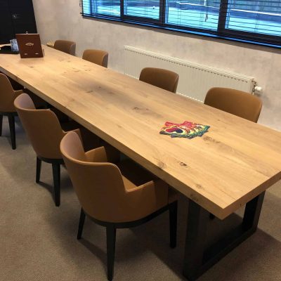 Eiken vergadertafel.
