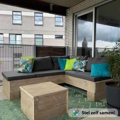 Houten bank op balkon