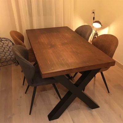 Industriele eettafel met stalen onderstel.