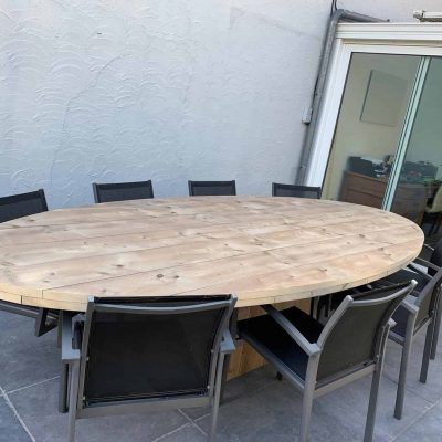 Ovale buitentafel.