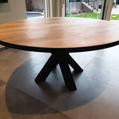 Ronde eettafel.