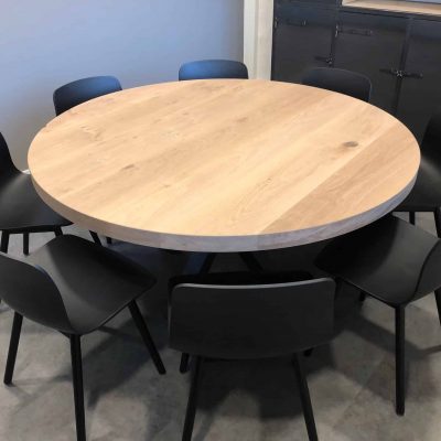 Ronde eiken tafel.