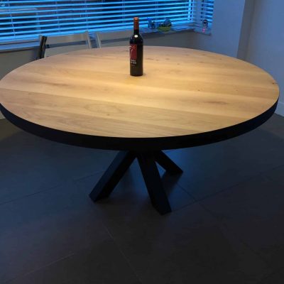 Ronde eiken tafel.