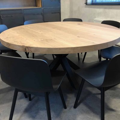Ronde eiken tafel.