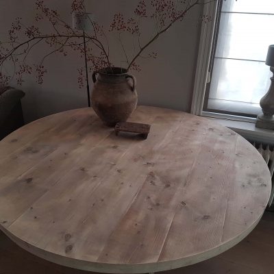 Ronde steigerhouten tafel.