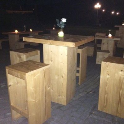 Steigerhouten bartafel.