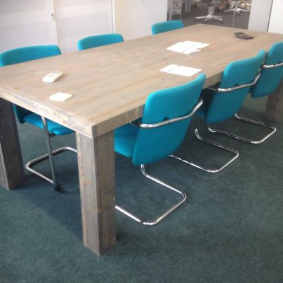 Steigerhouten eettafel.