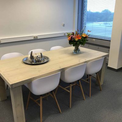 Steigerhouten eettafel.