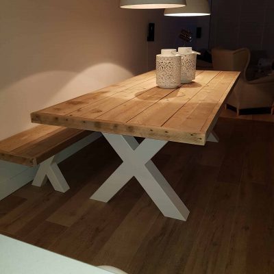 Steigerhouten eettafel met stalen onderstel.