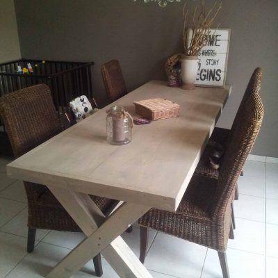 Steigerhouten kruispoot tafel.