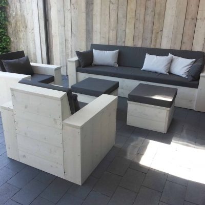 Steigerhouten loungebank.