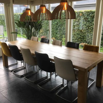 Steigerhouten tafel met blokpoten.