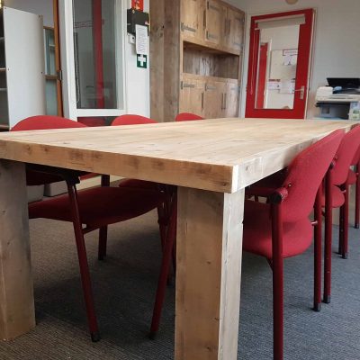 Steigerhouten tafel met blokpoten.
