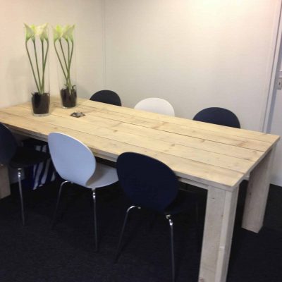 Steigerhouten tafel.