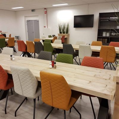 Steigerhouten tafels in kantine.