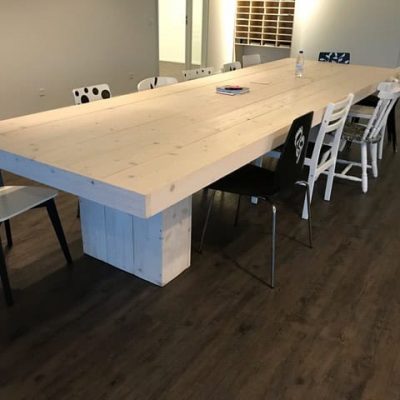 Steigerhouten vergadertafel.