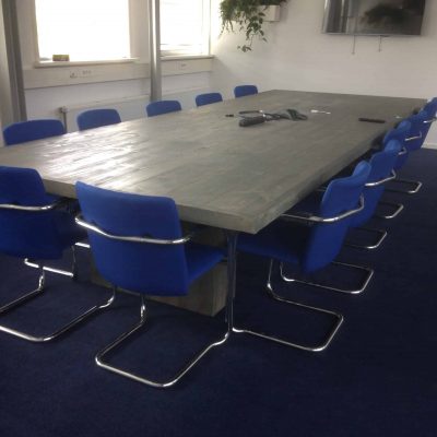 Steigerhouten vergadertafel.