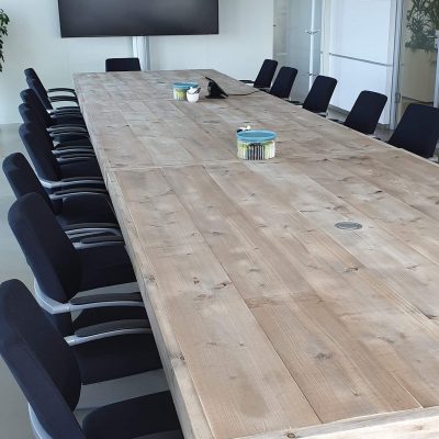 Steigerhouten vergadertafel.
