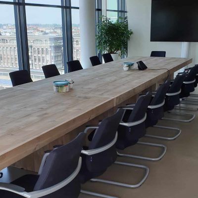 Steigerhouten vergadertafel.