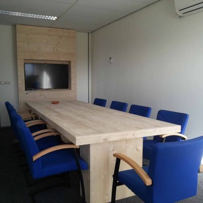 Steigerhouten vergadertafel.