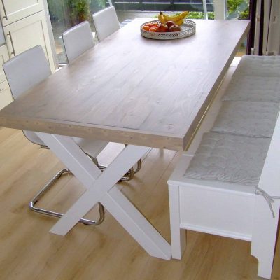 Tafel van steigerhout met stalen onderstel.