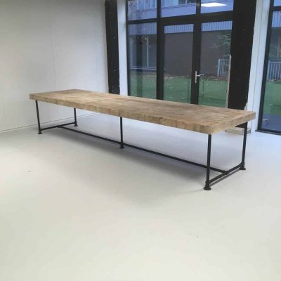 Vergadertafel met steigerbuis frame.