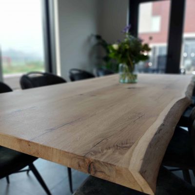 eikenhouten tafel.