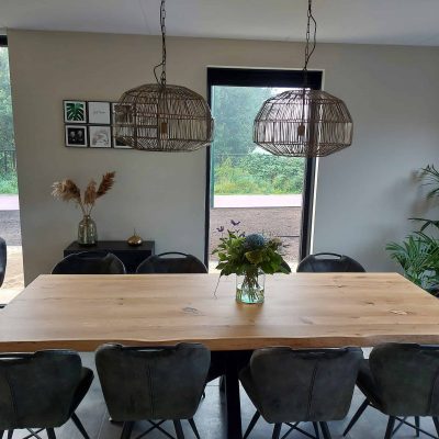 eikenhouten tafel.